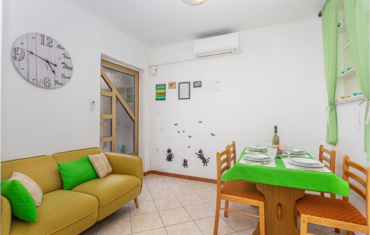 2 Bedroom Cozy Apartment In Omisalj Bagian luar foto