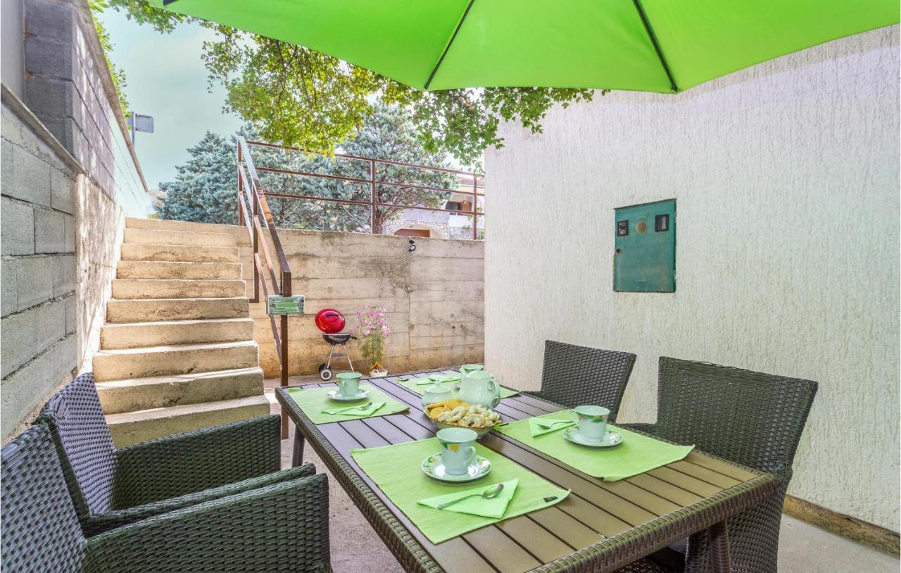 2 Bedroom Cozy Apartment In Omisalj Bagian luar foto