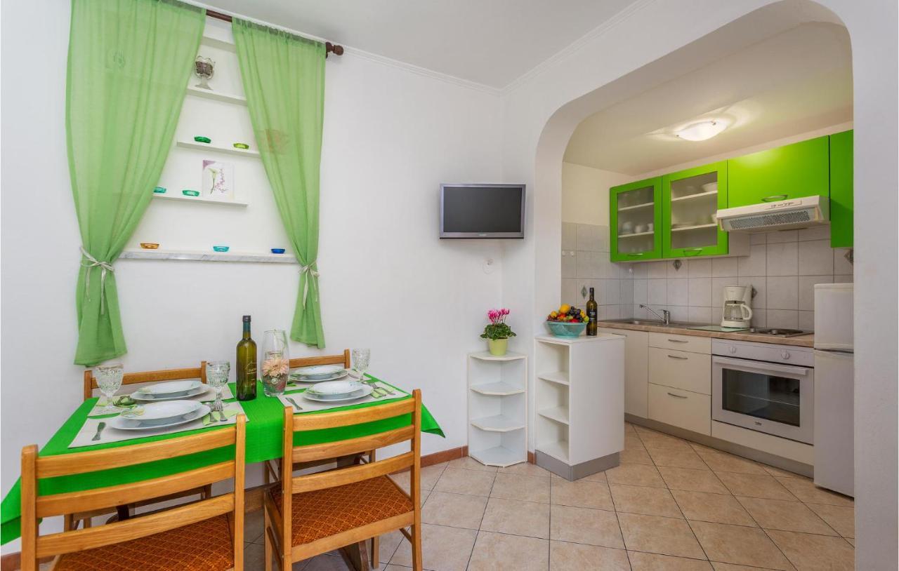 2 Bedroom Cozy Apartment In Omisalj Bagian luar foto