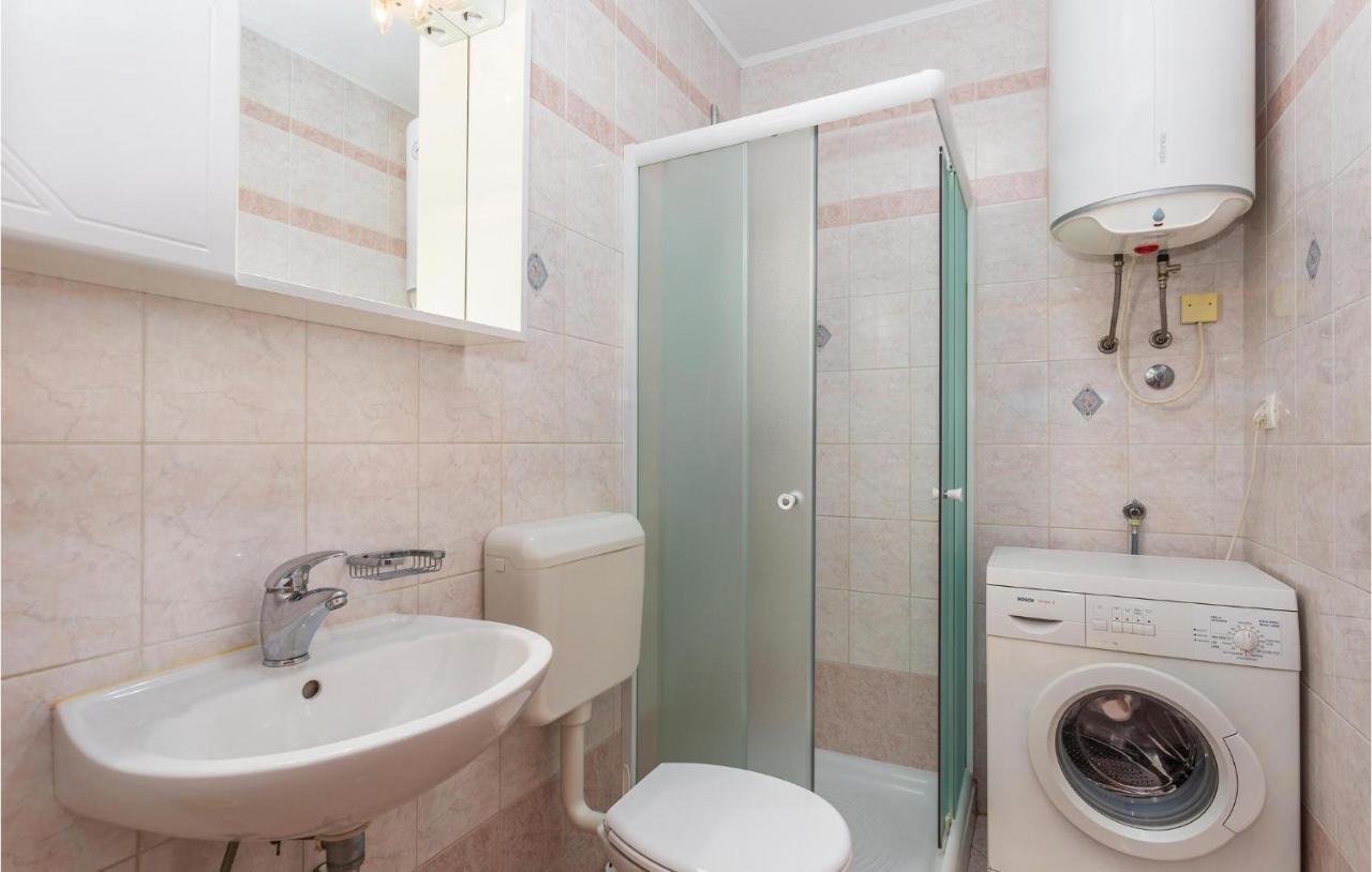 2 Bedroom Cozy Apartment In Omisalj Bagian luar foto