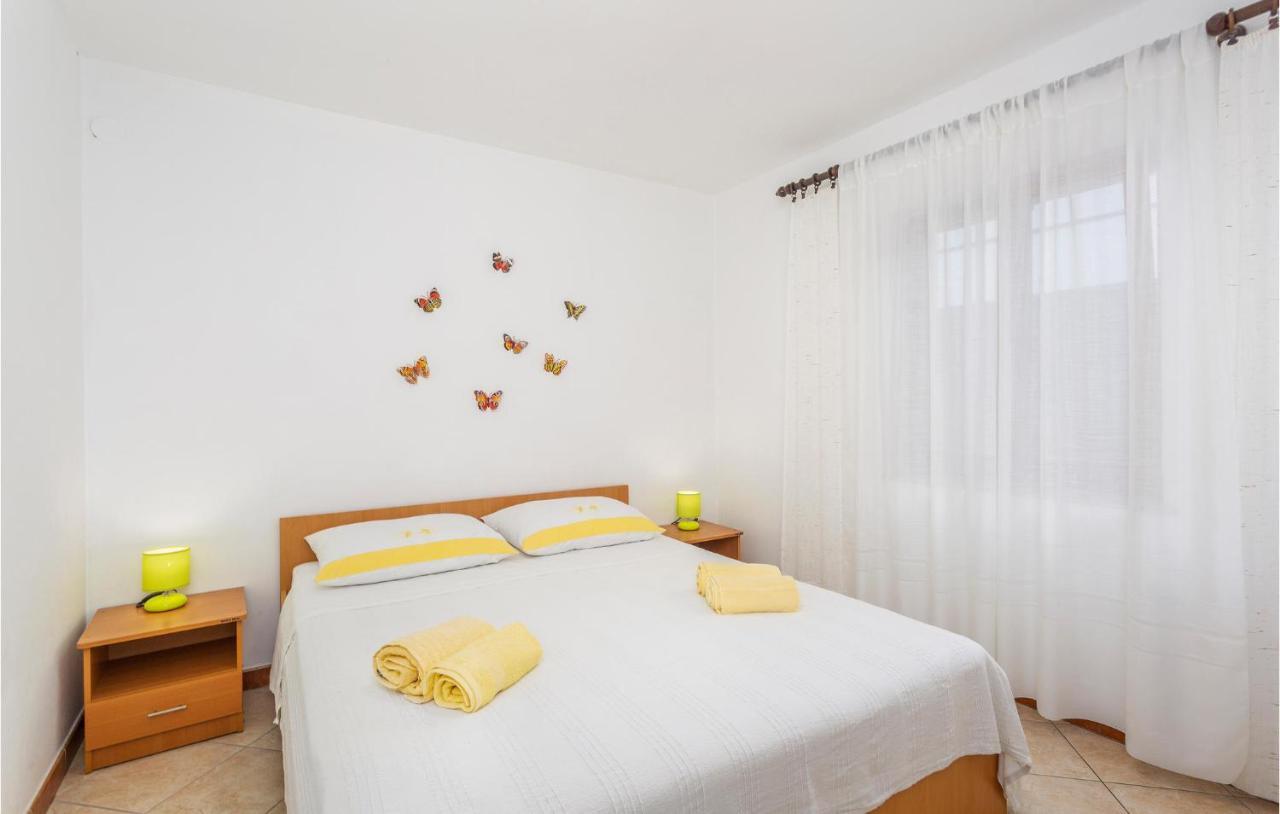 2 Bedroom Cozy Apartment In Omisalj Bagian luar foto
