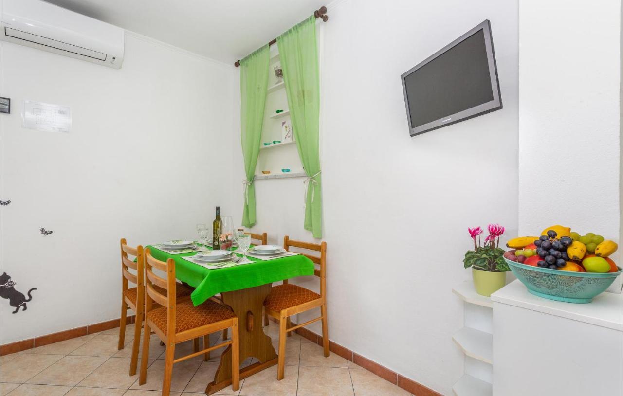 2 Bedroom Cozy Apartment In Omisalj Bagian luar foto