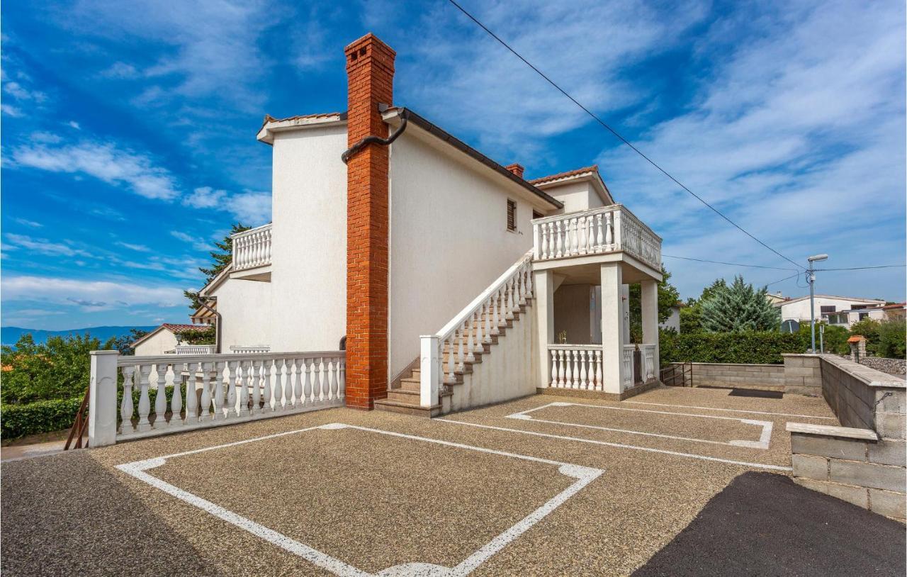 2 Bedroom Cozy Apartment In Omisalj Bagian luar foto