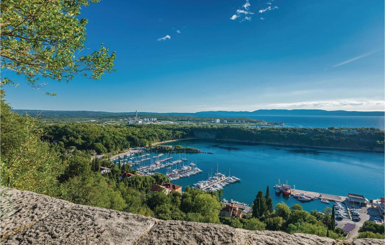 2 Bedroom Cozy Apartment In Omisalj Bagian luar foto