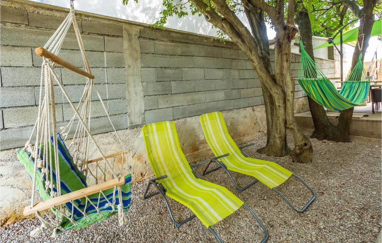 2 Bedroom Cozy Apartment In Omisalj Bagian luar foto