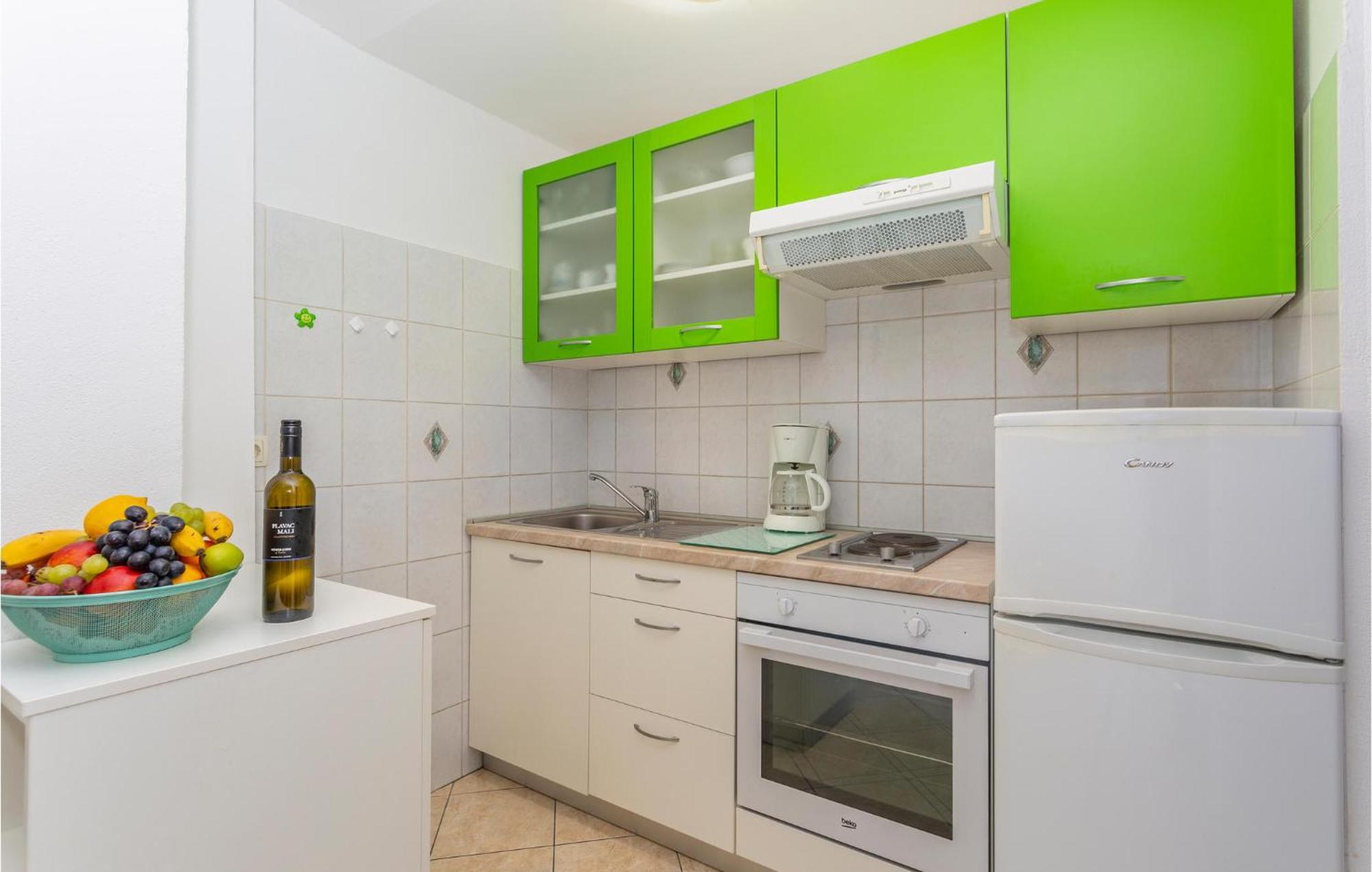 2 Bedroom Cozy Apartment In Omisalj Bagian luar foto