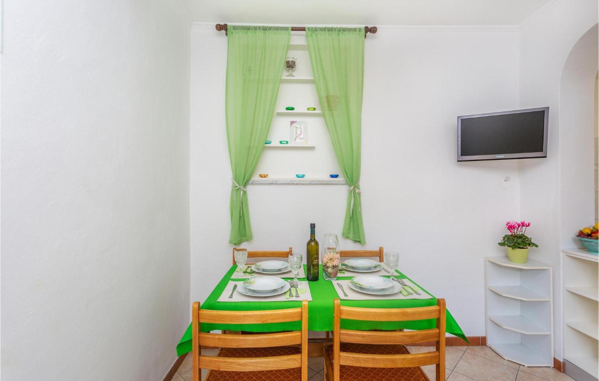 2 Bedroom Cozy Apartment In Omisalj Bagian luar foto