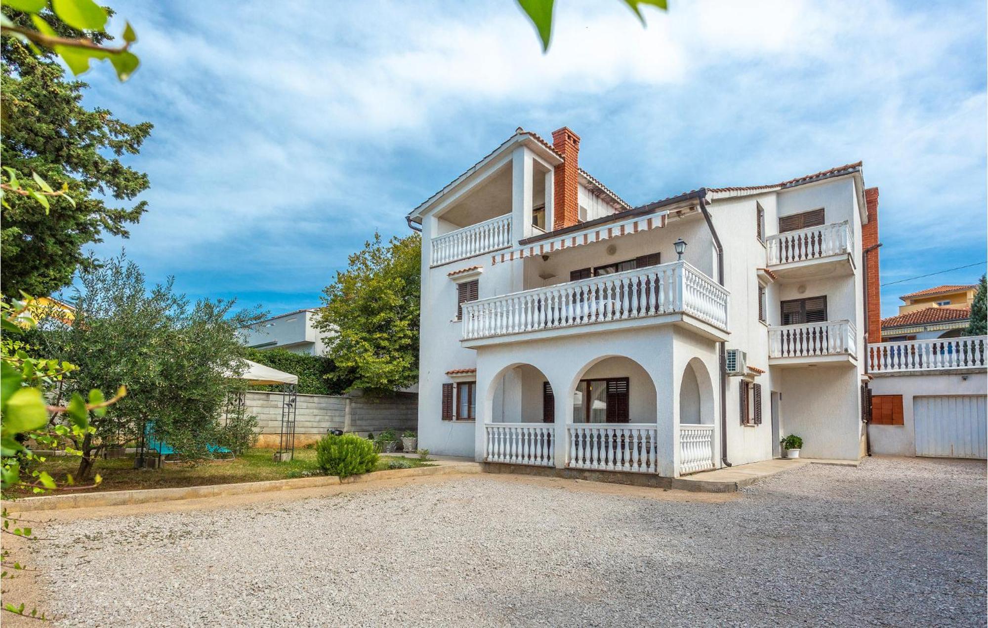 2 Bedroom Cozy Apartment In Omisalj Bagian luar foto